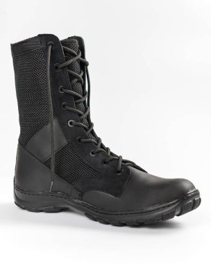 Beyaz arka planda izole edilmiş deri askeri taktik botlar.