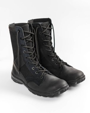 Beyaz arka planda izole edilmiş deri askeri taktik botlar.