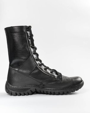 Beyaz arka planda izole edilmiş deri askeri taktik botlar.