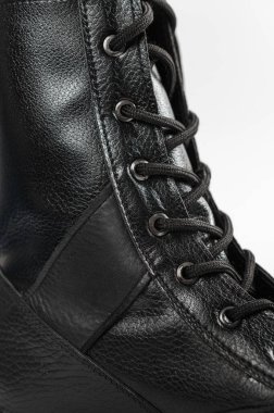 Beyaz arka planda izole edilmiş deri askeri taktik botlar.