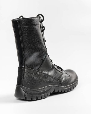 Beyaz arka planda izole edilmiş deri askeri taktik botlar.