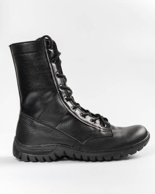 Beyaz arka planda izole edilmiş deri askeri taktik botlar.