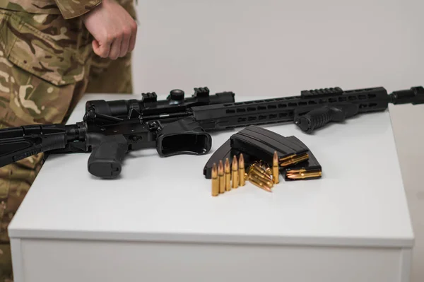 Military Man Takes Machine Gun Table Machine Gun Cartridges White — Stock Photo, Image