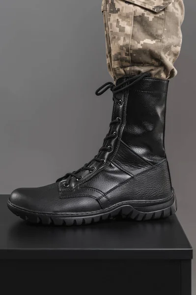 Botas Tácticas Militares Cuero Sobre Soldado Ucraniano Sobre Fondo Gris — Foto de Stock