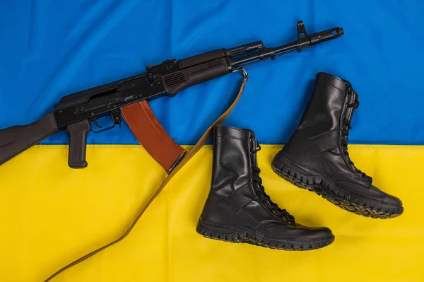 Кожаные Ботинки Тактической Армии Автоматом Калашникова Лежат Флаге Украины — стоковое фото