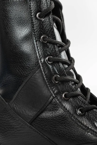 Beyaz arka planda izole edilmiş deri askeri taktik botlar.