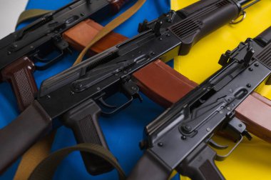 Ukrayna 'nın mavi ve sarı bayrağında üç dolu Kalaşnikof 74 saldırı tüfeği