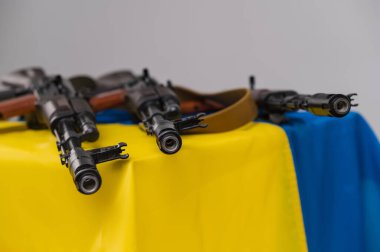 Ukrayna 'nın mavi ve sarı bayrağında üç dolu Kalaşnikof 74 saldırı tüfeği