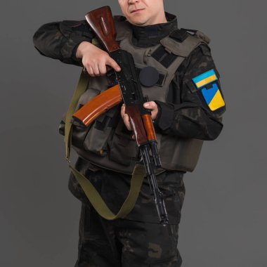 Üniformalı ve elinde silahlarla Ukraynalı bir asker.