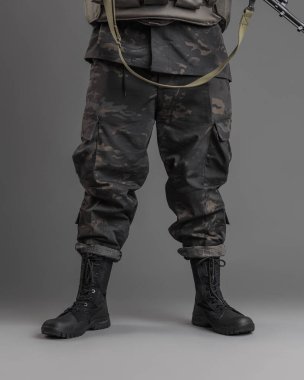 Üniformalı ve elinde silahlarla Ukraynalı bir asker.