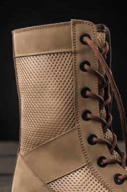 Askerler için bej renkli deri çizmeler. Askerler için taktik ayakkabılar