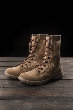 Askerler için bej renkli deri çizmeler. Askerler için taktik ayakkabılar