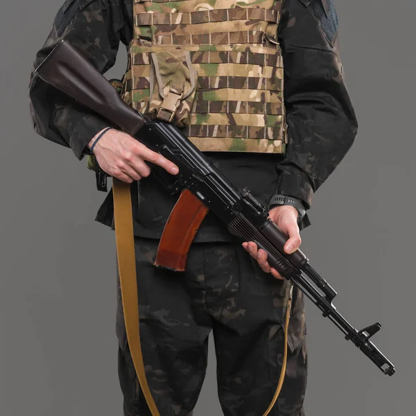 制服を着たウクライナ兵と彼の手に武器を持つ — ストック写真