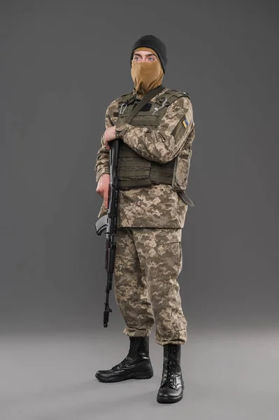 Ukrajinský Voják Uniformě Zbraněmi Rukou — Stock fotografie