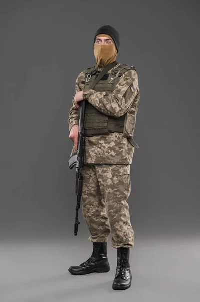 Ukrainsk Soldat Uniform Och Med Vapen Händerna — Stockfoto