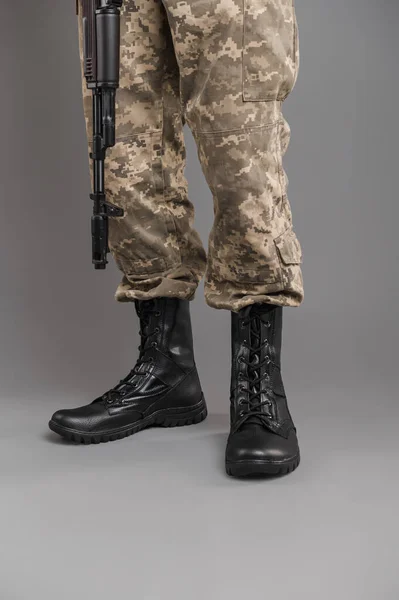 Soldado Ucraniano Uniforme Con Armas Las Manos — Foto de Stock