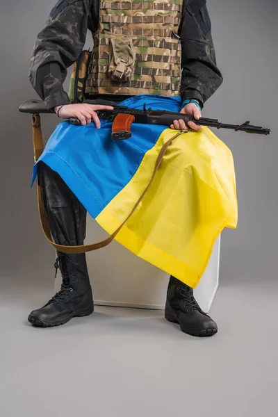 Soldier Sits Weapon Ukrainian Flag His Hands — Zdjęcie stockowe