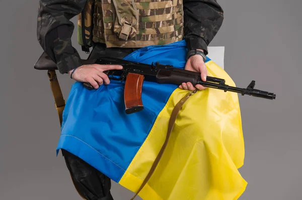 Soldier Sits Weapon Ukrainian Flag His Hands — Stock Photo, Image