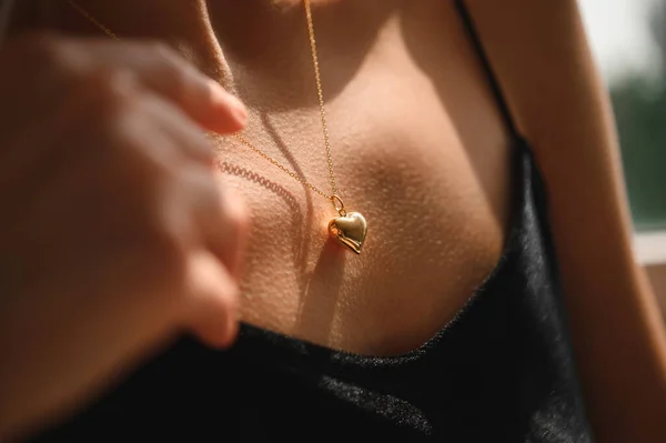 Beautiful Neckline Girl Chain Pendant Form Heart — Stock Photo, Image