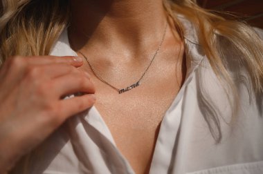 Gümüş kolye, anne kelimesinin yazılışıyla.