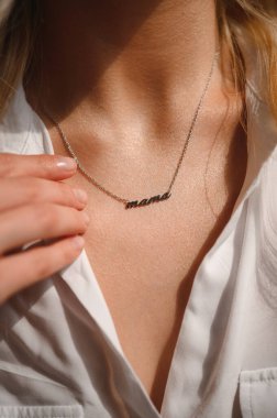 Gümüş kolye, anne kelimesinin yazılışıyla.