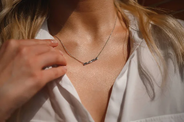 Gümüş kolye, anne kelimesinin yazılışıyla.