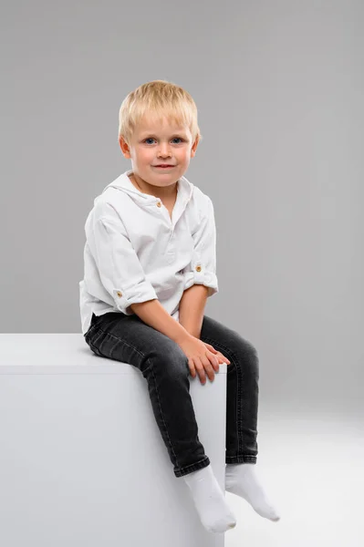 Pequeño Chico Pelo Rubio Con Camisa Pantalones Sienta Cubo Blanco —  Fotos de Stock