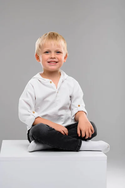 Piccolo Ragazzo Dai Capelli Biondi Camicia Pantaloni Siede Cubo Bianco — Foto Stock