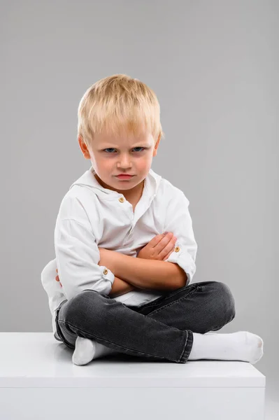 Piccolo Ragazzo Dai Capelli Biondi Camicia Pantaloni Siede Cubo Bianco — Foto Stock