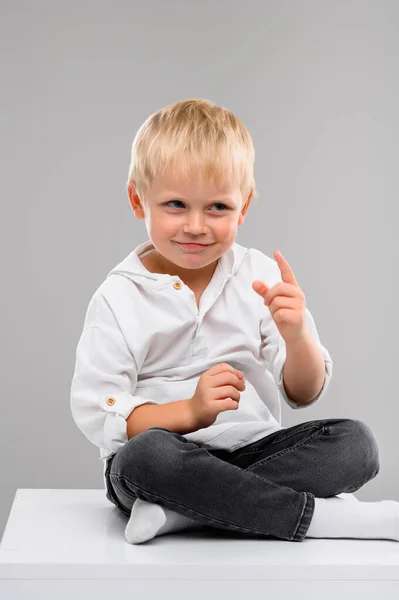 Piccolo Ragazzo Dai Capelli Biondi Camicia Pantaloni Siede Cubo Bianco — Foto Stock