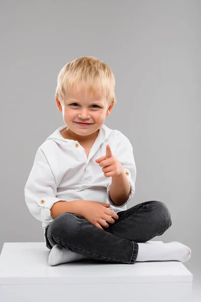 Gömlek Pantolon Giymiş Sarı Saçlı Küçük Bir Çocuk Beyaz Bir — Stok fotoğraf