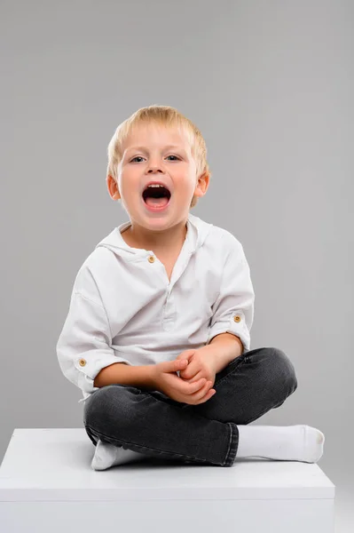 Piccolo Ragazzo Dai Capelli Biondi Camicia Pantaloni Siede Cubo Bianco — Foto Stock