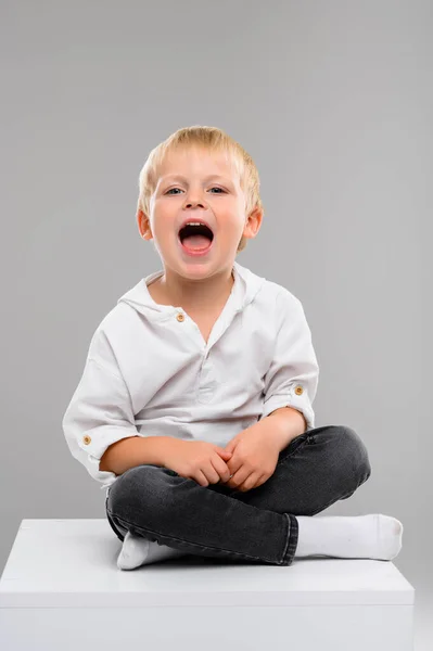 Piccolo Ragazzo Dai Capelli Biondi Camicia Pantaloni Siede Cubo Bianco — Foto Stock