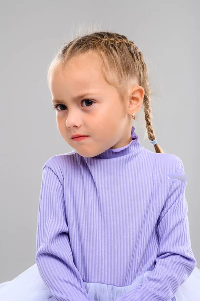 Эмоциональная Маленькая Девочка Студии Белом Фоне Портрет — стоковое фото