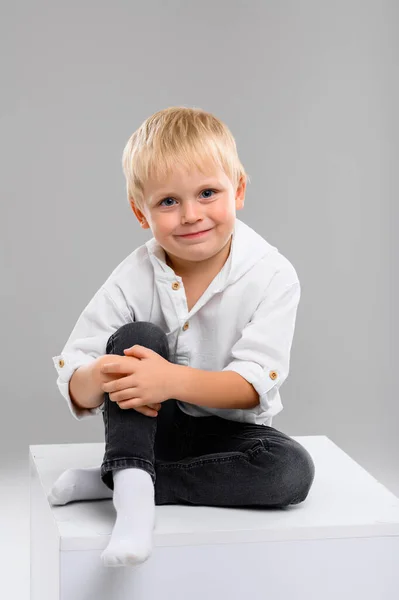 Pequeno Menino Cabelos Claros Com Uma Camisa Calças Senta Cubo — Fotografia de Stock