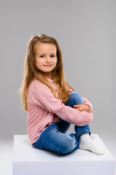Menina Loira Bonito Uma Camisola Rosa Jeans Cubo Branco Estúdio — Fotografia de Stock