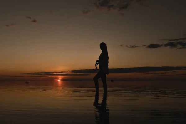Das Mädchen Steht Meer Das Mädchen Blickt Auf Den Sonnenuntergang — Stockfoto