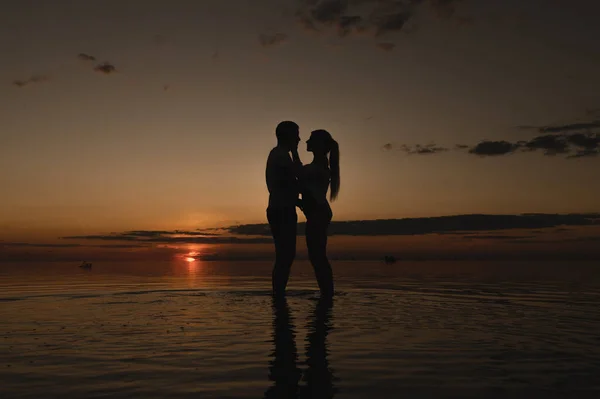 在日落的背景下 一对浪漫的情侣在靠近大海的地方 日落沿着大海散步 — 图库照片