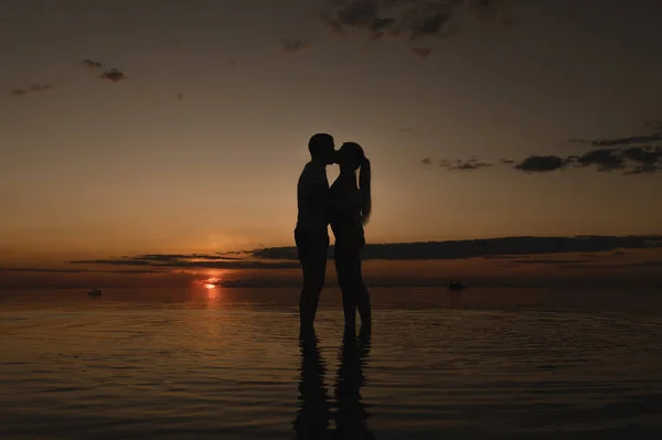 在日落的背景下 一对浪漫的情侣在靠近大海的地方 日落沿着大海散步 — 图库照片