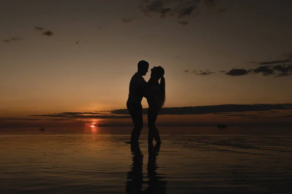 Pareja Romántica Fondo Puesta Sol Cerca Del Océano Sunset Caminar —  Fotos de Stock