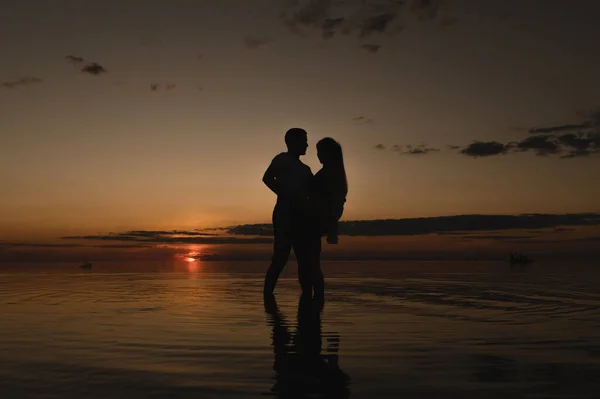 Pareja Romántica Fondo Puesta Sol Cerca Del Océano Sunset Caminar — Foto de Stock