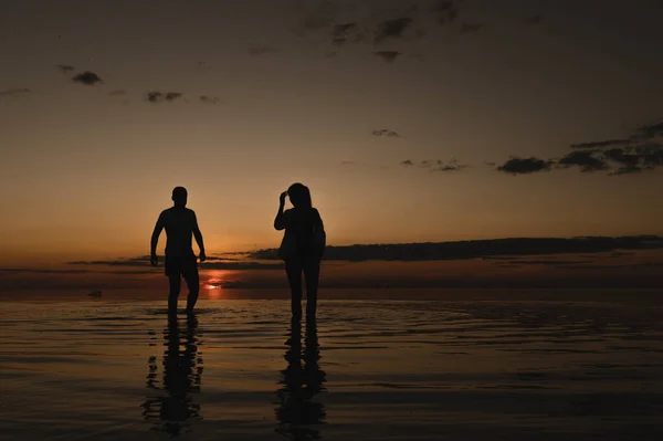 Pareja Romántica Fondo Puesta Sol Cerca Del Océano Sunset Caminar —  Fotos de Stock