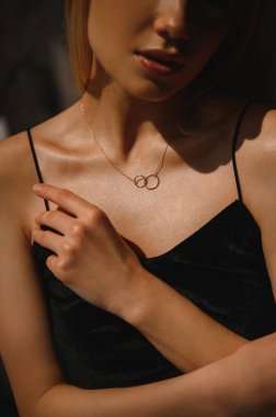 Siyah ipek atletli ve boyunlu çekici sarışın kadın.