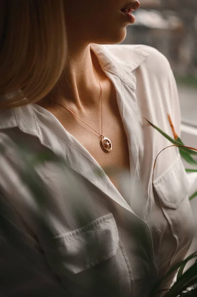 Loira Delicada Sensual Uma Blusa Seda Branca Com Uma Decoração — Fotografia de Stock
