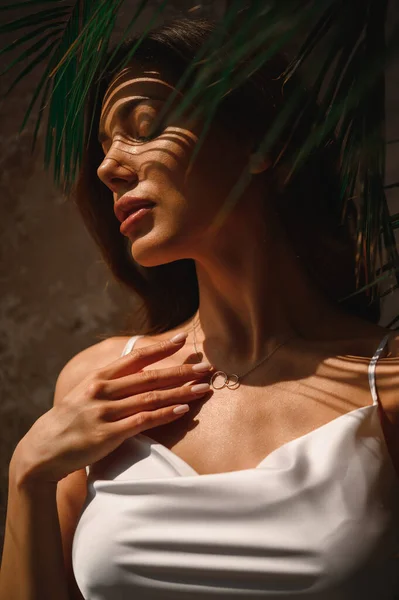 Atrakcyjne Brunetka Kobieta Noszenie Biały Jedwabny Zbiornik Top Szyi Biżuteria — Zdjęcie stockowe