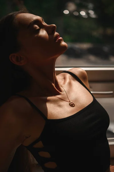 Attractive Brunette Cold Pendant Chains Her Neck Precious Gift — Stockfoto