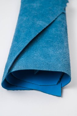 Mavi rulo hakiki deri. Duvar kağıdı. Ayakkabılar ve çantalar için mavi deri