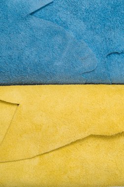 Bir rulo mavi ve sarı deri. Ukrayna deri üretimi. Ukrayna 'da ayakkabı dikme fabrikası