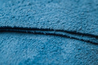 Mavi rulo hakiki deri. Duvar kağıdı. Ayakkabılar ve çantalar için mavi deri