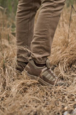Bej derili taktik spor ayakkabılı asker.
